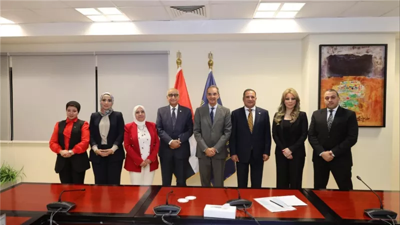 وزير الاتصالات يستعرض خطة تطوير البنية التحتية الرقمية مع وفد 