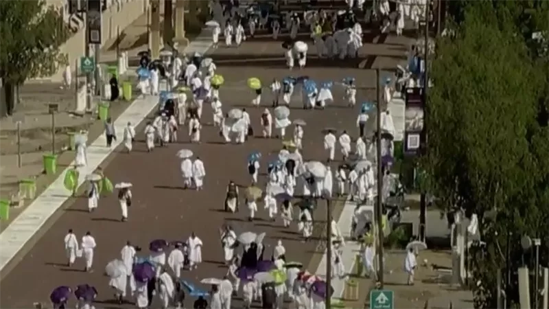 توجه الحجاج لمسجد نمره للاستماع لخطبه عرفه وأداء صلاتي الظهر والعصر