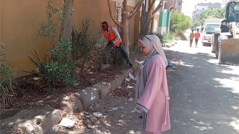 حسيبة سراج الدين تقود حملة نظافة بشوارع قرية «دندرة» في قنا|صور