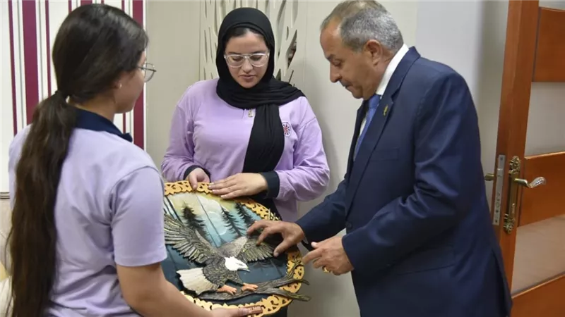 محافظ بورسعيد يستقبل طالبات مدرسة PIS للتهنئة بعيد الأضحى المبارك  
