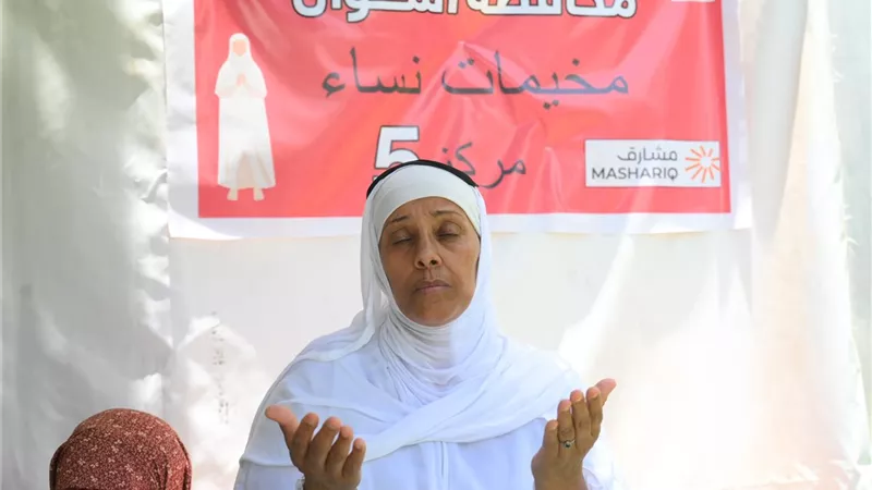 بمخيمات الجمعيات الأهلية.. لا صوت يعلو فوق صوت التلبية والدعاء