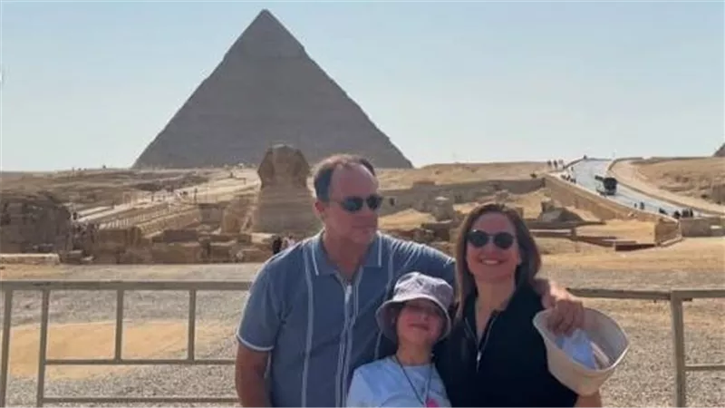 عجائب الدنيا فخر مصر.. ريا أبي راشد فى زيارة خاصة مع أسرتها للأهرام | صور 