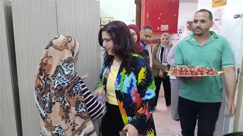 احتفالا العيد.. وكيل صحة المنيا تهنئ المرضى والأطقم الطبية وتوزع الحلوى