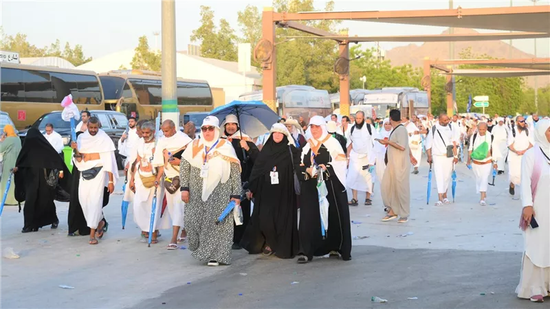 «مع غروب شمس يوم عرفة»... بدء نفرة حجيج الجمعيات الأهلية إلى المزدلفة 