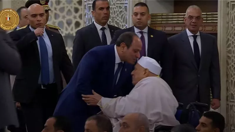 الرئيس السيسي يقبِّل رأس الدكتور أحمد عمر هاشم في صلاة عيد الأضحى|فيديو 