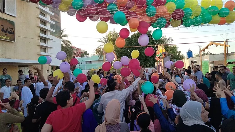 فرحة عيد الأضحى تملأ الشوارع.. والمواطنون يؤدون الصلاة في الساحات|فيديو