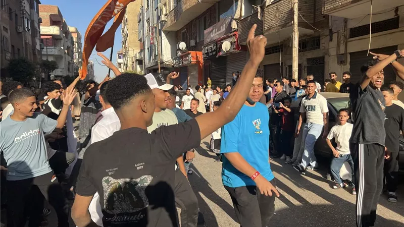 شباب نجع حمادي يحتفلون بعيد الأضحى بالرقص والألعاب النارية بعد صلاة العيد|صور