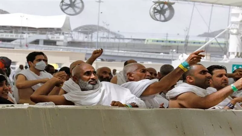 حجاج بيت الله الحرام يؤدون رمي جمرة العقبة في أول أيام عيد الأضحى 