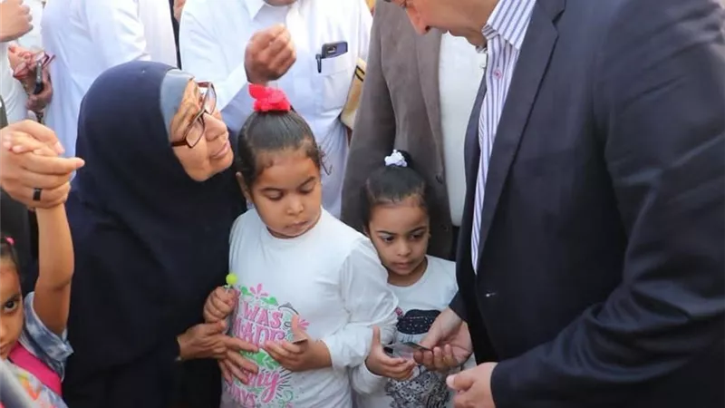 لفته طيبة.. محافظ دمياط يوزع العيدية على الأهالي في أول أيام عيد الأضحىً