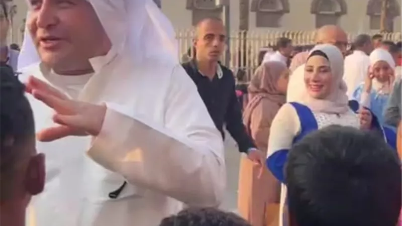 رجل عربي يوزّع العيدية على الأطفال بعد صلاة عيد الأضحى 2025 