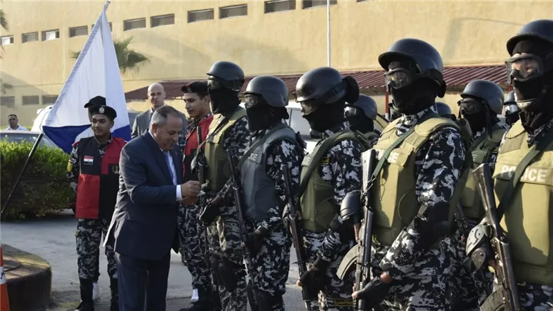 محافظ بورسعيد زور قوات الأمن لتهنئتهم بعيد الأضحى المبارك