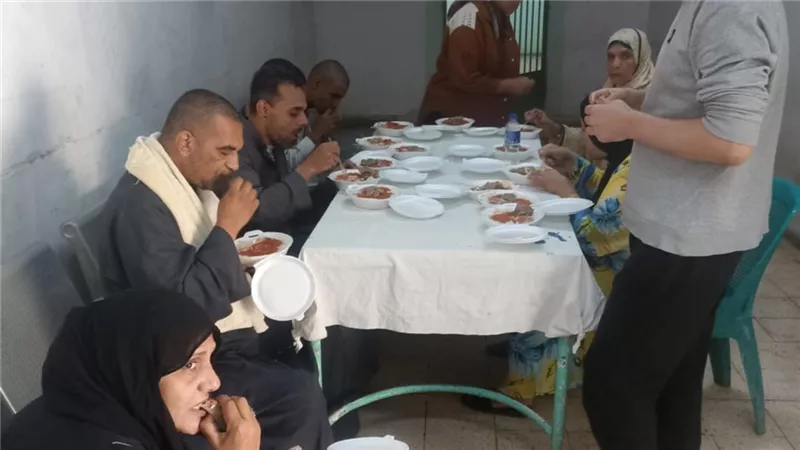 فتة ولحمة.. إفطار جماعي لنزلاء قسم الأمراض النفسية بمستشفى الفيوم العام |صور