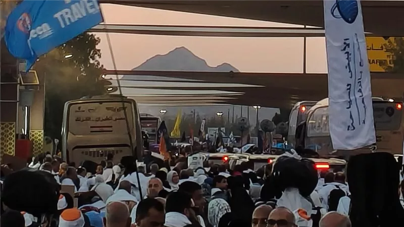 «دون شكاوى».. الحجاج يقضون أول أيام التشريق بمشعر منى ولجان المتابعة مستمرة 