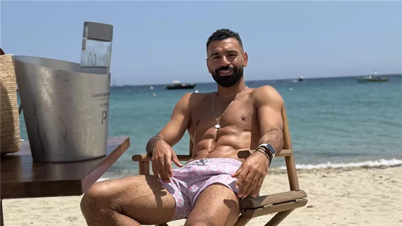 الملك محمد صلاح يستمتع بإجازته الصيفية بإحدى الشواطئ المصرية