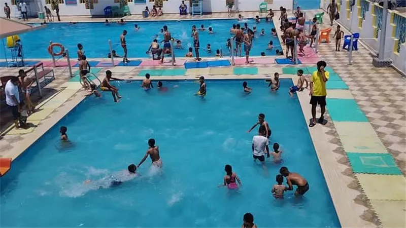 بحمامات السباحة.. شباب وأطفال بنى سويف يحتفلون بعيد الاضحى 