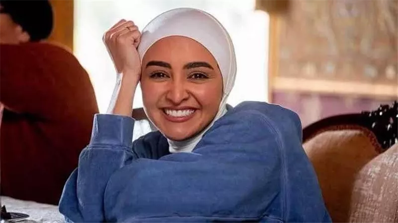 مخاطر الأظافر الأكريليك.. بعد تحذير فنانة شهيرة منها