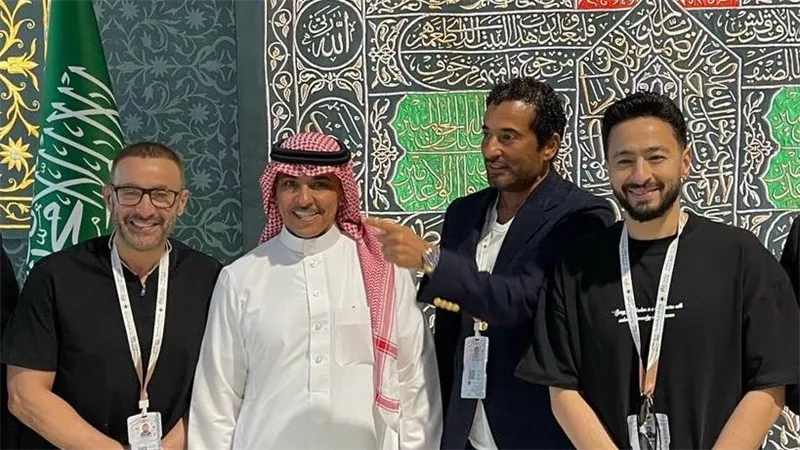 بعد إتمامه مراسم الحج.. عمرو سعد بصحبة وزير الإعلام السعودي