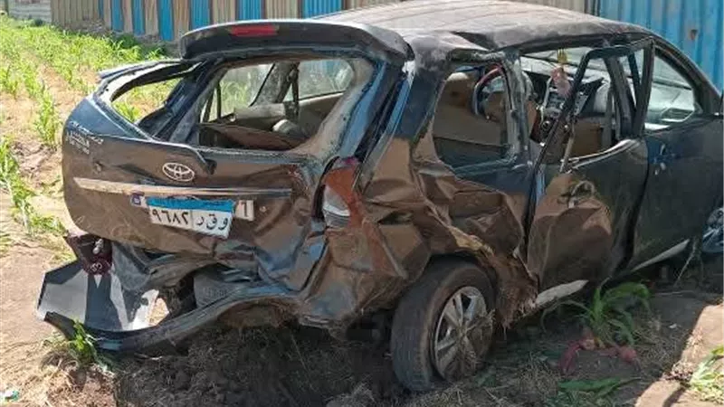 نجاة شخصان من الموت إثر سقوط سيارة من أعلى الطريق الإقليمى بالصف