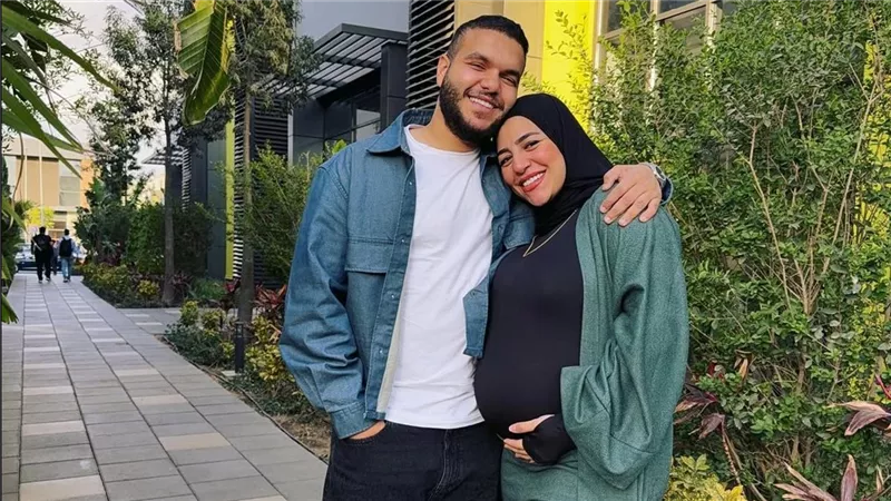 حسام أنتيكا ويارا بهنساوي يرزقان بطفلتهما الأولى..هل أطلق عليها اسم “عسل”