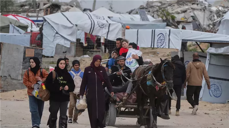 آلاف العائلات الفلسطينية تبحث عن لمّ الشمل وسط دمار وحصار خانق