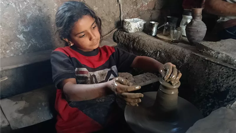 على دولاب الفخار.. 