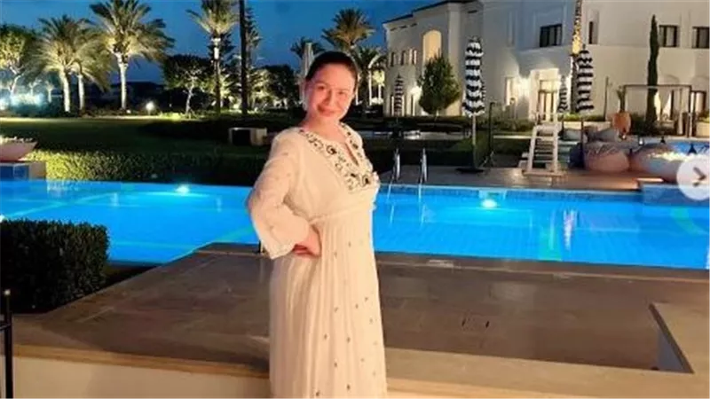إلهام شاهين تخطف الأنظار بإطلالة صيفية ووزن رشيق في الساحل الشمالي|بالصور