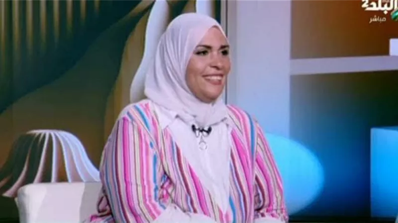 أم جاسر تخطف الأضواء برقص هندي.. علي أنغام أغنية “شيكا شيكامارا”|فيديو