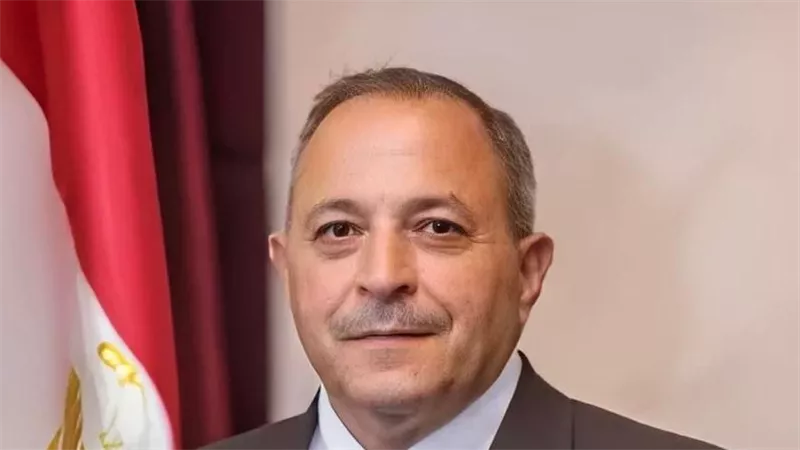 محافظ بورسعيد يوجه التضامن ببحث حالة 3 أطفال يفتروشون الشارع 
