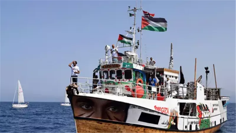 إعلام إسرائيلي: اعتقال نشطاء سفينة مادلين واحتجازهم وترحيلهم قسريا