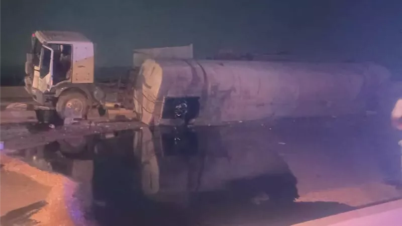 السائق نجا بأعجوبة.. انقلاب سيارة مازوت على طريق السويس دون إصابات