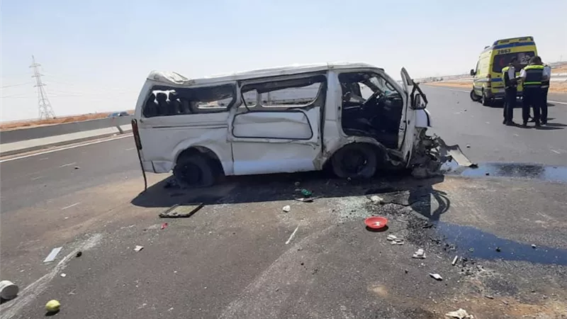 إنقلاب سيارة ميكروباص و إصابة 5 أشخاص بمدينة أكتوبر.. والسبب بقرة 