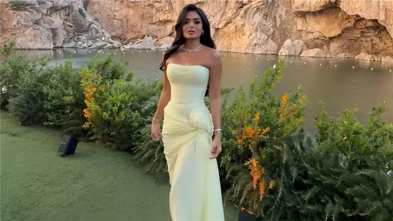 أسماء جلال تتألق بفستان “Butter Yellow” في زفاف أمينة خليل باليونان