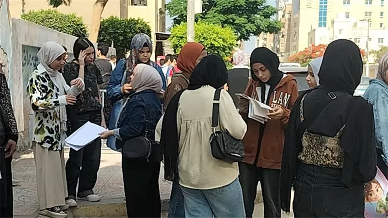 «الجبر والإحصاء والدين حلوين».. فرحة طلاب إعدادية المنيا بسهولة الامتحانات