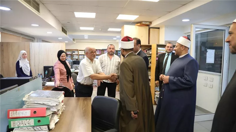 أمين (البحوث الإسلامية) يتفقَّد إدارات المجمع.. ويشدد على أهميّة العمل الجماعي
