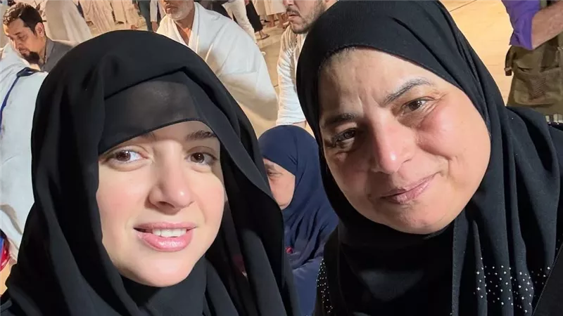 تعرض والدة منى فاروق لأزمة صحية والفنانة : دعواتكم بالشفاء العاجل