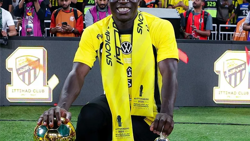 غليان في الاتحاد .. جماهير العميد تشعل تويتر بعد عرض الهلال لضم كانتي