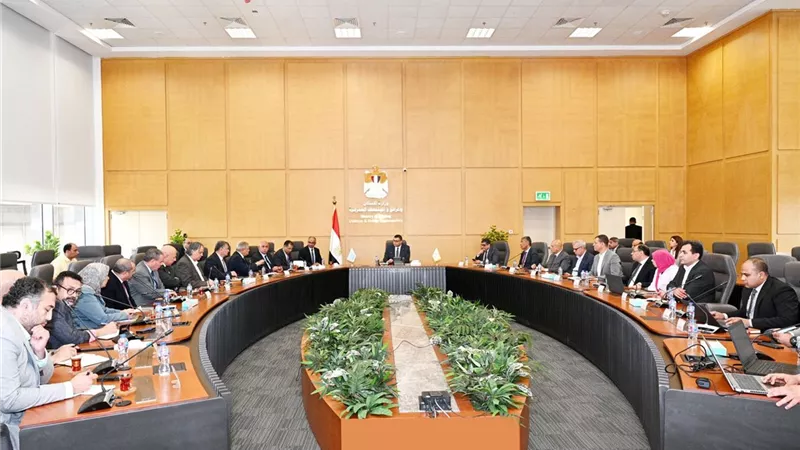 وزير الإسكان يتابع مشروعات المرافق وتوطين الصناعة بأنحاء الجمهورية.. تفاصيل 