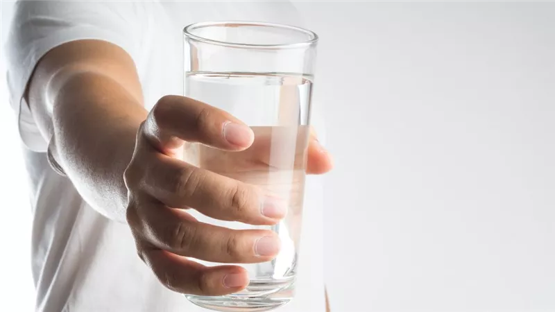 في الصيف خصوصًا.. ما الكمية المثالية لشرب الماء يوميًا؟