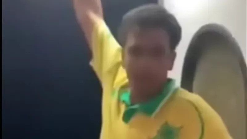 كسـ ر اللمبة بإيده.. محامي يكشف الموقف القانوني لشاب القطار