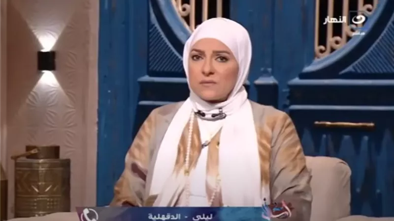 متصلة للإعلامية دعاء فاروق: جوزي بيخوني مع الشغالات في البيت وهو اللي قالي