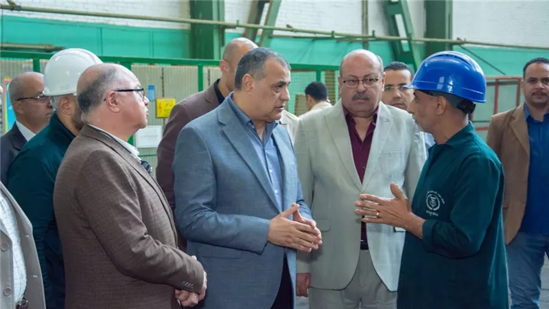 في زيارة مفاجئة.. وزير الإنتاج الحربي يتفقد مصنع 99 بحلوان 