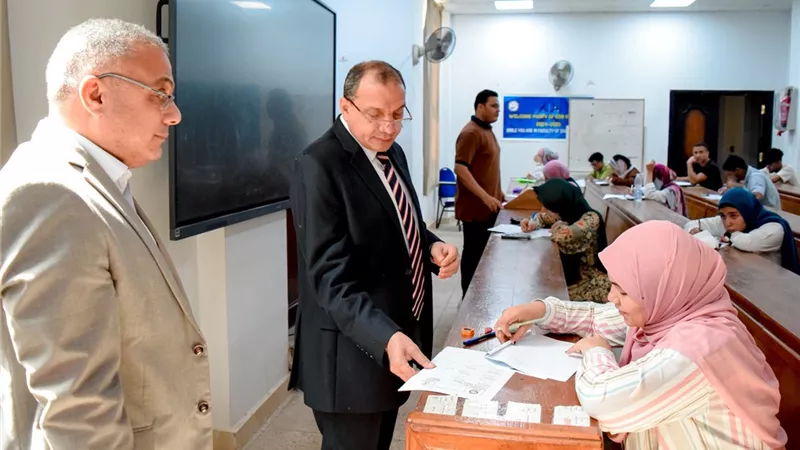 رئيس جامعة بني سويف يتفقد سير امتحانات الفصل الثاني بكليتي الآداب وعلوم الأرض