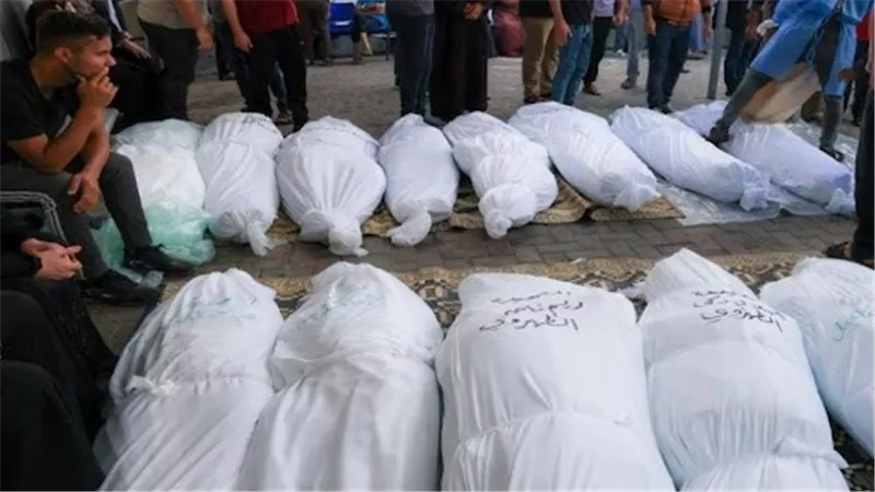 استشهاد 35 فلسطينيا بغزة في ضربات إسرائيلية قرب موقع للمساعدات الإنسانية