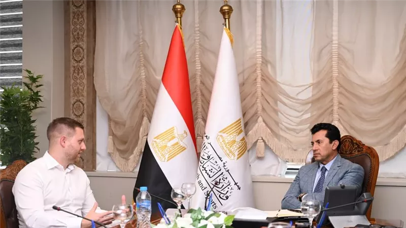 وزير الرياضة يبحث مع مسؤولي شركة ألمانية سبل تسويق المعسكرات الرياضية