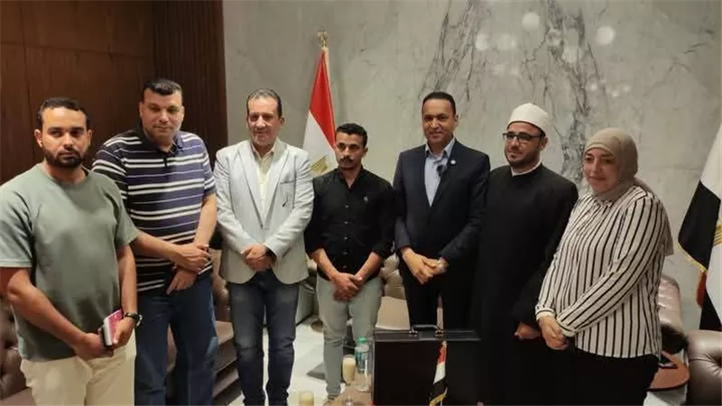 رجال أوفياء.. الدكتور السعيد كامل يفي بوعده ويمنح أسرة الشهيد خالد مليون جنيه 