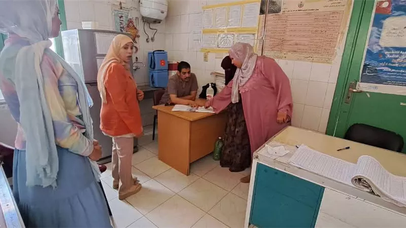 لعدم تواجدهم.. مدير إدارة بدار السلام في سوهاج يحيل أطباء وحدة صحية |صور