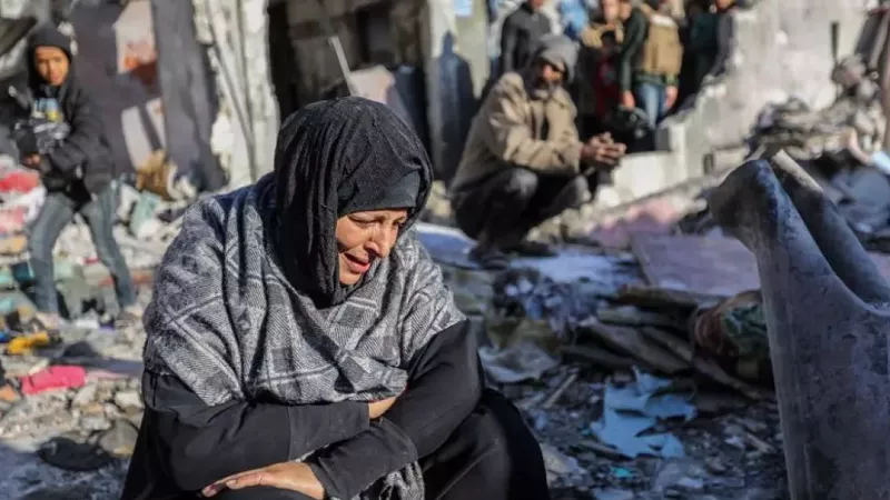 بالقنابل.. إسرائيل تستهدف المدنيين بغزة أثناء انتظارهم المساعدات الإنسانية