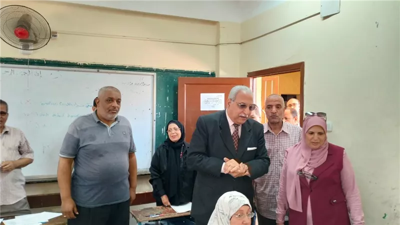 مدير تعليم القليوبية يتفقد كنترول الشهادة الإعدادية ويوجه بدقة أعمال التصحيح