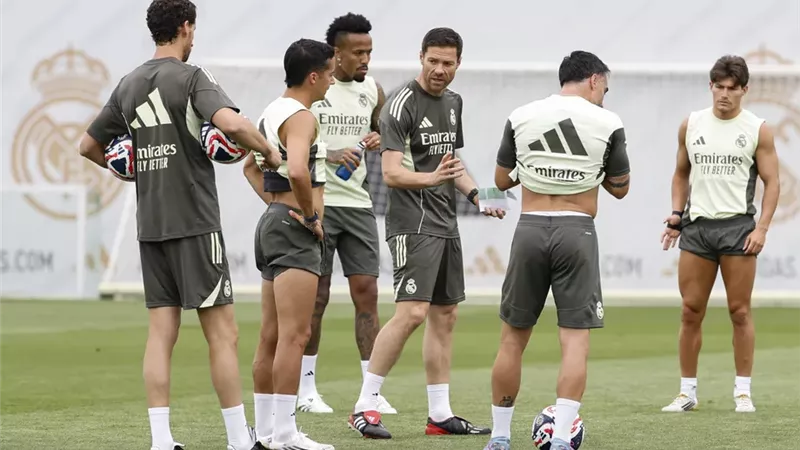 ألونسو يسير على خطى زيدان.. رسالة من التدريب الأول لريال مدريد