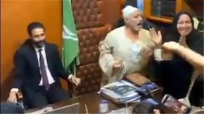 ابنهم خد براءة ففاجؤوا المحامي بزفة بلدي في مكتبه.. تعرف على التفاصيل